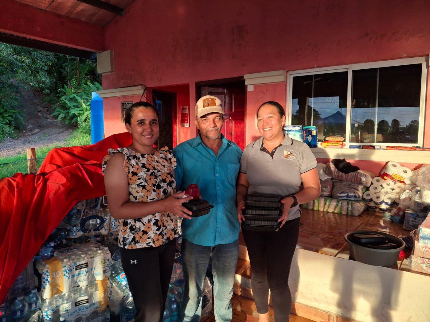 Voluntarios con víveres y comida en Torio, Veraguas