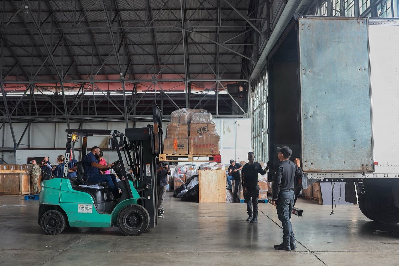 Carga de ayuda humanitaria en el aeropuerto de Panamá Pacífico