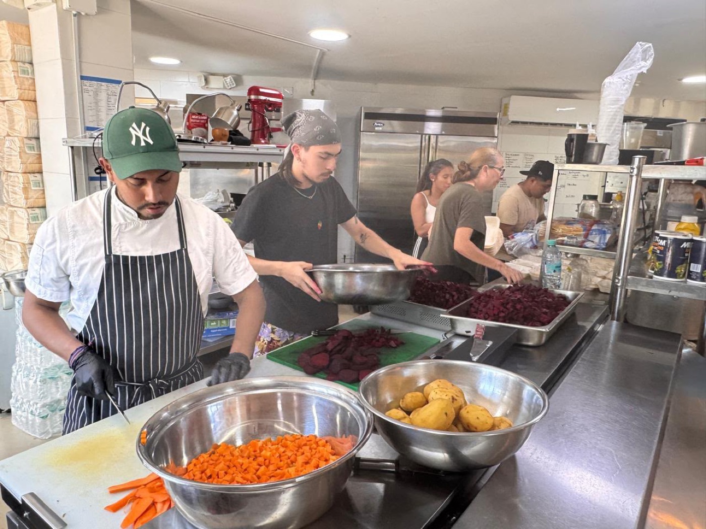 Un restaurante panameño cocina para las familias afectadas